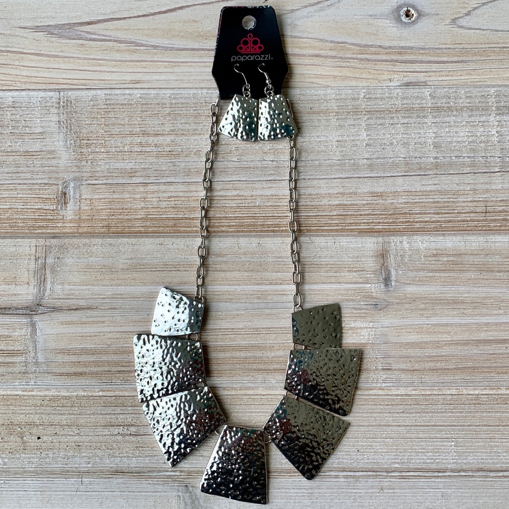 🆕  PAPARAZZI Necklace and Earring Set